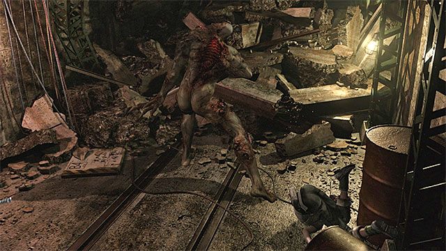 Ataki Proto Tyranta mogą powalić Rebeccę na ziemię i poważnie ją zranić - Boss Proto Tyrant - pierwsze starcie | Fabryka | Resident Evil Zero HD - Resident Evil Zero HD - poradnik do gry