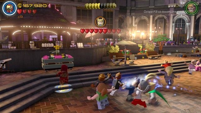 Podejdź do lewej strony gdzie znajdziesz pokazany na obrazku stragan - Minizestawy | Kino plenerowe - sekrety | LEGO Marvels Avengers - LEGO Marvels Avengers - poradnik do gry