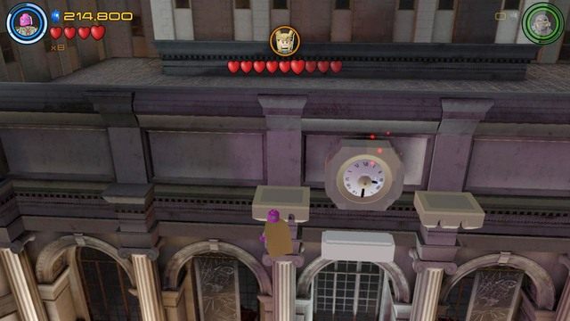 Piąty minizestaw znajdziesz za zegarem zawieszonym na budynku - Minizestawy | Kino plenerowe - sekrety | LEGO Marvels Avengers - LEGO Marvels Avengers - poradnik do gry