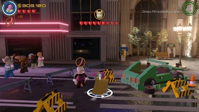Po lewej stronie od budynku, w trakcie walki z Lokim, znajduje się kolekcjoner, u którego musisz wziąć zadanie - Stan Lee / Czerwony klocek | Kino plenerowe - sekrety | LEGO Marvels Avengers - LEGO Marvels Avengers - poradnik do gry