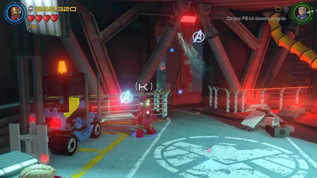 Po dotarciu do pomieszczenia z wózkiem widłowym, podejdź do niego i zeskanuj teren jako Iron Man - Minizestawy | Chaos na Hellicarrierze - sekrety | LEGO Marvels Avengers - LEGO Marvels Avengers - poradnik do gry