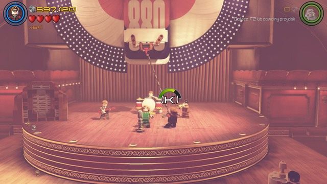 Stojąc na scenie wyceluj jako Hawkeye w zaczep widoczny na obrazku - Postacie | Wyrzuć ten gniew - sekrety | LEGO Marvels Avengers - LEGO Marvels Avengers - poradnik do gry