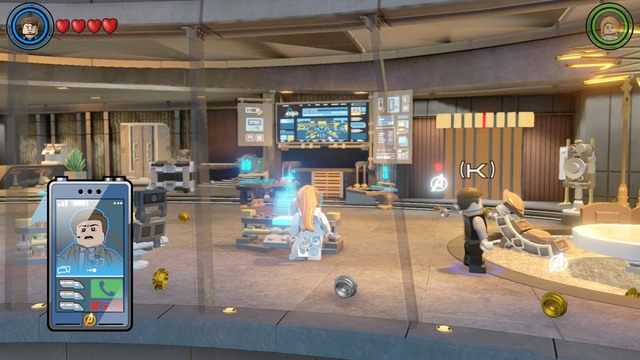 Po krótkiej scence przerywnikowej podejdź do prawej strony jako Stark i przeskanuj stolik w poszukiwaniu telefonu - Kolej na Hydrę | Opis przejścia | LEGO Marvels Avengers - LEGO Marvels Avengers - poradnik do gry