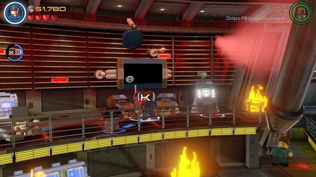 Drugą dźwignię aktywujesz za pomocą komputera znajdującego się po lewej stronie centrum dowodzenia - Chaos na Hellicarrierze | Opis przejścia | LEGO Marvels Avengers - LEGO Marvels Avengers - poradnik do gry