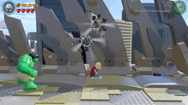 Po rozprawieniu się z nieprzyjacielem, zmień postać na Thora i zniszcz widoczne na obrazku wiszące obiekty LEGO - Najpotężniejsi bohaterowie | Opis przejścia | LEGO Marvels Avengers - LEGO Marvels Avengers - poradnik do gry