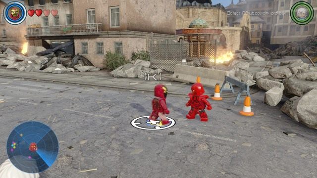 Po prawej stronie lokacji znajdziesz Karmazynowe Dynamo, od którego musisz wziąć zadanie - Zadania poboczne | Sokovia - sekrety | LEGO Marvels Avengers - LEGO Marvels Avengers - poradnik do gry