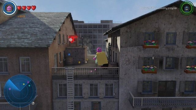 Wleć na dach widocznego na obrazku budynku i strzel do dwóch przeciwległych tarcz by odblokować dostęp do pojemnika - Złote klocki | Sokovia - sekrety | LEGO Marvels Avengers - LEGO Marvels Avengers - poradnik do gry