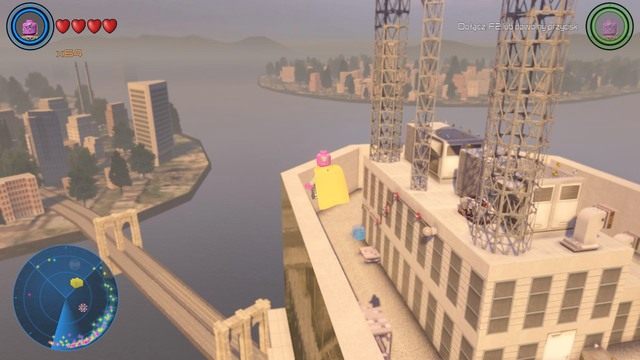 Na najwyższym budynku znajdziesz pokazane na obrazku miejsce - Złote klocki | Północny Manhattan - sekrety | LEGO Marvels Avengers - LEGO Marvels Avengers - poradnik do gry
