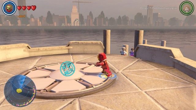 Niedaleko sceny znajdziesz miejsce pokazane na obrazku - Złote klocki | Północny Manhattan - sekrety | LEGO Marvels Avengers - LEGO Marvels Avengers - poradnik do gry