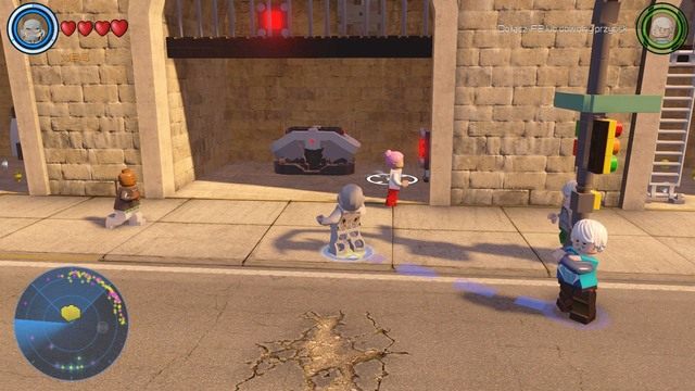 Pod drogą szybkiego ruchu znajdziesz nieaktywny pojemnik oraz przycisk - Złote klocki | Centralny Manhattan - sekrety | LEGO Marvels Avengers - LEGO Marvels Avengers - poradnik do gry