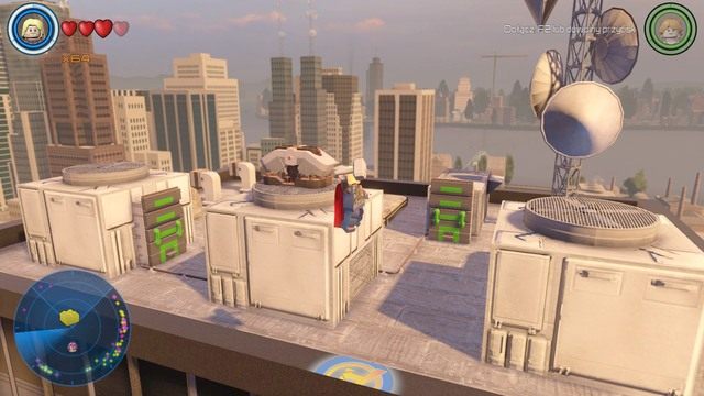 Wyląduj na budynku pokazanym na obrazku i wyrwij ze ścian wszystkie osłony z zielonymi uchwytami jako Ultron bądź Hulk - Złote klocki | Centralny Manhattan - sekrety | LEGO Marvels Avengers - LEGO Marvels Avengers - poradnik do gry