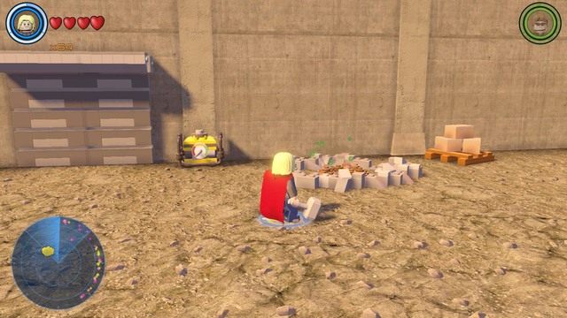 Po drugiej stronie budynku znajdziesz kupkę ziemi, z której musisz wykopać klocki jako Superwiewióra - Złote klocki | Południowy Manhattan - sekrety | LEGO Marvels Avengers - LEGO Marvels Avengers - poradnik do gry