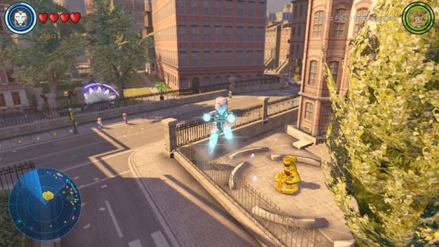 W pokazanym na obrazku miejscu ze statuą Hulka znajduje się miejsce, które musisz przeskanować jako Iron Man - Złote klocki | Południowy Manhattan - sekrety | LEGO Marvels Avengers - LEGO Marvels Avengers - poradnik do gry