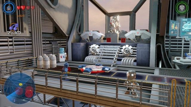 Kolejny złoty klocek umieszczony został w pojemniku niedaleko sali trofeów - Złote klocki | Helicarrier S.H.I.E.L.D. - sekrety | LEGO Marvels Avengers - LEGO Marvels Avengers - poradnik do gry