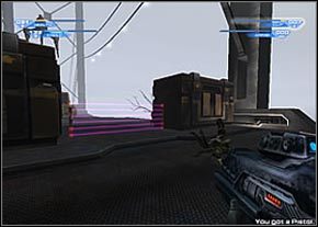 Za wielkimi skrzyniami, po prawej masz amunicję i trochę dodatkowych przedmiotów - Outside Polaris | Janus | Unreal II The Awakening - Unreal II: The Awakening - poradnik do gry