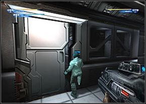 Drugie natomiast kryją za sobą pomieszczenie z kilkoma uzbrojonymi po zęby żołnierzami - Polaris Geologics Research Exterior | Janus | Unreal II The Awakening - Unreal II: The Awakening - poradnik do gry