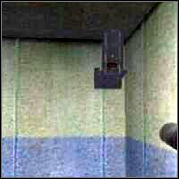 Zejdź na dół a następnie po schodach do pomieszczenia, które do niedawna było pilnowane przez niezniszczalną kamerę - Production Facility - część 2 | Misja 6 w IGI 2 Covert Strike - IGI 2: Covert Strike - poradnik do gry