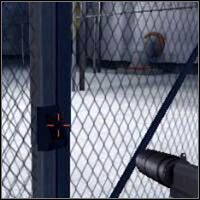 Podejdź do panelu znajdującego się przy bramce i złam zabezpieczenie - Showdown at the Docks - część 2 | Misja 13 w IGI 2 Covert Strike - IGI 2: Covert Strike - poradnik do gry