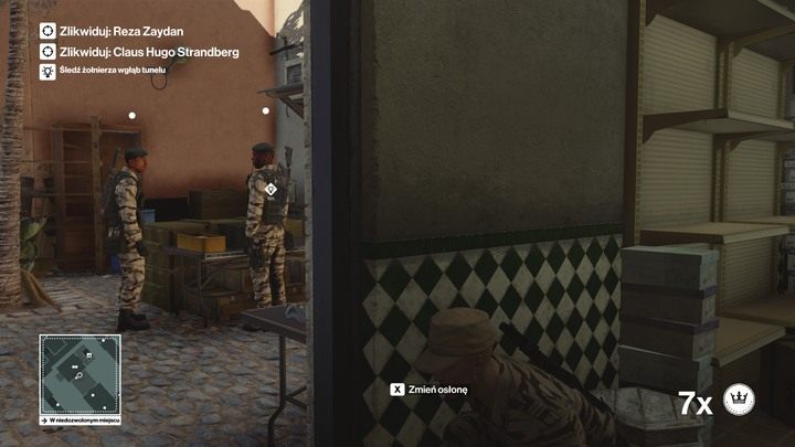 Żołnierz po prawej pójdzie dalej - wyeliminuj więc tego po lewej, gdy się obróci. - Hitman: Zamordowanie obu celów naraz, Marrakesz - Złota klatka | Solucja - Hitman - poradnik do gry