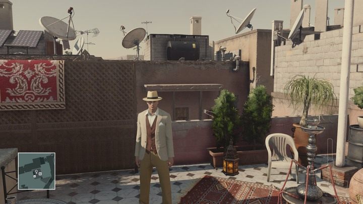 Dyrektor pracuje nad swoją nową powieścią na dachu sklepu z dywanami. - Hitman: Przebrania, Marrakesz - Złota klatka | Solucja - Hitman - poradnik do gry