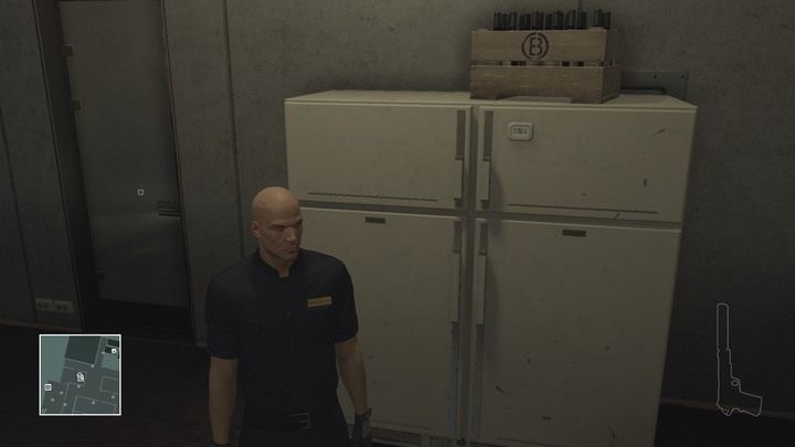 Najłatwiej zdobyć strój woźnego na pierwszym piętrze konsulatu. - Hitman: Przebrania, Marrakesz - Złota klatka | Solucja - Hitman - poradnik do gry