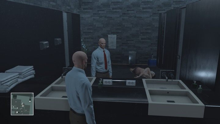 Zwłoki warto ukryć w jednej z kabin - ubikację odwiedzają inni pracownicy. - Hitman: Przebrania, Marrakesz - Złota klatka | Solucja - Hitman - poradnik do gry
