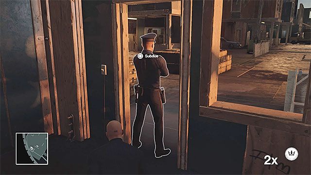 Najłatwiej jest ogłuszyć strażnika ze stróżówki z okolic miejsca startu - Przebrania i ważne przedmioty | Swobodny trening | Solucja Hitman - Hitman - poradnik do gry