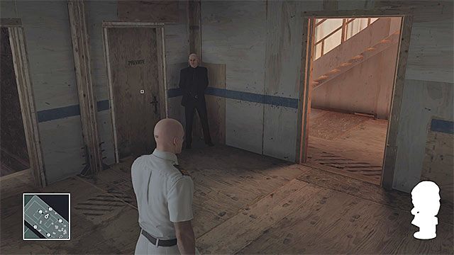Jeden z ochroniarzy pilnuje wejścia do prywatnej kwatery Rittera - Przebrania i ważne przedmioty | Swobodny trening | Solucja Hitman - Hitman - poradnik do gry