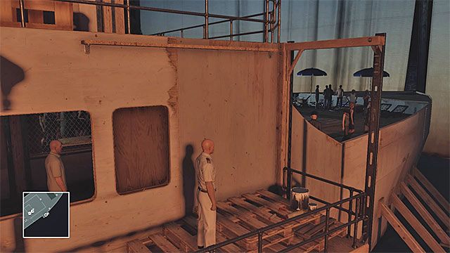 Skorzystanie z rusztowania to jedna z metod na dotarcie na pokład 2 - Infiltracja jachtu | Swobodny trening | Solucja Hitman - Hitman - poradnik do gry