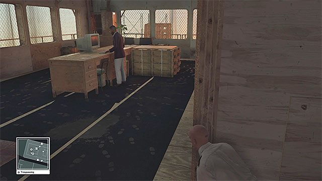 Możesz zabić Rittera gdy ten stoi przy biurku w swojej kwaterze - Zamordowanie Rittera | Swobodny trening | Solucja Hitman - Hitman - poradnik do gry