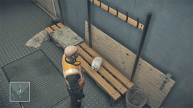 Strój mechanika jest w szatni na parterze budynku - Przebrania i ważne przedmioty | Egzamin końcowy | Solucja Hitman - Hitman - poradnik do gry