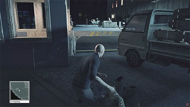 Możesz pozbyć się pracownika ochrony żeby pozyskać pierwsze przebranie - Infiltracja lotniska wojskowego | Egzamin końcowy | Solucja Hitman - Hitman - poradnik do gry