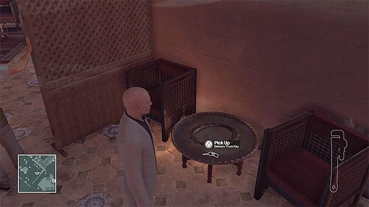 Kluczyki do auta leżą na małym stoliku - Zdobycie dokumentów i opuszczenie terenu misji | Marrakesz - Dom z piasku - Hitman - poradnik do gry