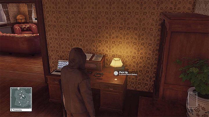Wybuchowa bateria leży na biurku obok lampki nocnej - Zamordowanie Seana Rosea | Kolorado - Bojownicy o wolność | Solucja Hitman - Hitman - poradnik do gry
