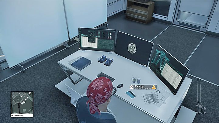 Deszyfrator jest w pomieszczeniu monitoringu, a czip w biurze dyrektora - Ważne przedmioty | Hokkaido - Situs Inversus | Solucja Hitman - Hitman - poradnik do gry