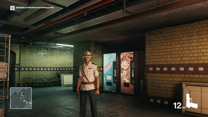 To tutaj - przy dwóch automatach z napojami - telefonuje nieuważny ochroniarz. - Przebrania | Bangkok - Klub 27 | Solucja Hitman - Hitman - poradnik do gry