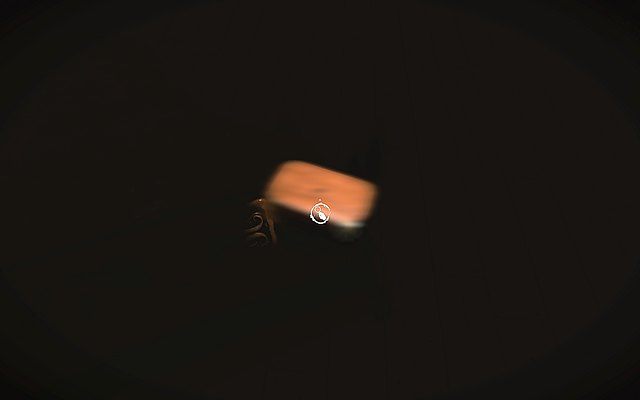 Teraz zagraj na pianinie - instrument będzie grał przez chwilę sam, Ty zaś chodź po pokoju do momentu, w którym wszystkie meble runą na ziemię - Krok 3 - Podkład | Opis przejścia Layers of Fear - Layers of Fear - poradnik do gry