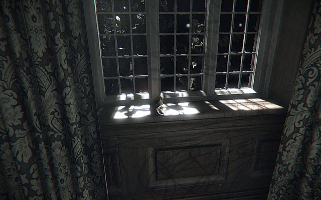 Po znalezieniu zegara wyjdź z pokoju - w korytarzu na parapecie znajdziesz małe lusterko, które uruchomi echo z przeszłości - Krok 5 - Dotyk | Opis przejścia Layers of Fear - Layers of Fear - poradnik do gry