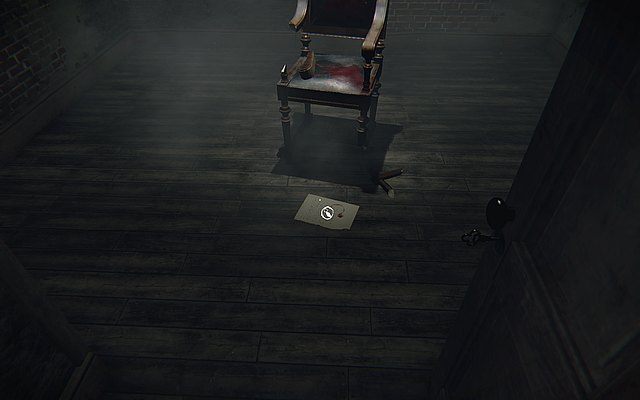 Krok drugi - po wyjęciu klucza z sejfu i otworzeniu drzwi, na podłodze przed zniszczonym czerwonym krzesłem - Pamiątki rodzinne | Sekrety Layers of Fear - Layers of Fear - poradnik do gry