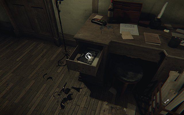 Krok drugi - w pokoju ze świecznikami, w szufladce w biurku - Pamiątki rodzinne | Sekrety Layers of Fear - Layers of Fear - poradnik do gry