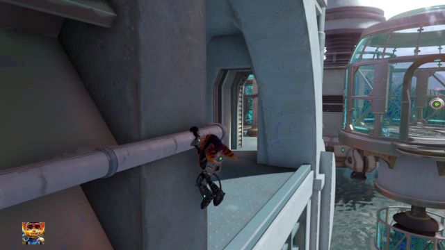Wykorzystaj rurę biegnącą przy ścianie, by dostać się do Złotej Śrubki. - Ratchet & Clank: Planeta Kalebo 3 - solucja, opis przejścia, wszystkie zadania - Ratchet & Clank - poradnik do gry