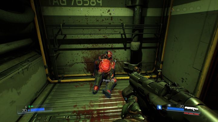 Dokładnie naprzeciwko znajdziesz korytarz, w którym leży Elitarny Strażnik [3] - Odlewnia | Opis przejścia | Doom - Doom - poradnik do gry