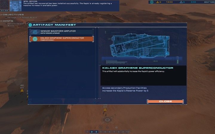 Podgląd wyboru artefaktów zapewniających specjalne profity dla twojego Carriera lub jednostek. - Czym są artefakty? | Artefakty | Homeworld Deserts of Kharak - Homeworld: Deserts of Kharak - poradnik do gry