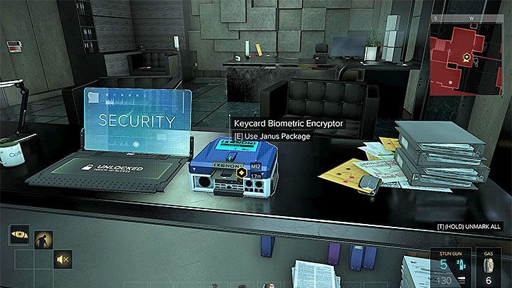 Po wejściu do biura dyrektor naczelnej (M12,1) odszukaj zastrzeżony terminal (biometryczne urządzenie szyfrujące), który pokazany został na dołączonym obrazku i wejdź z nim w interakcję - Napad - zadanie główne | Praga (druga wizyta) - Zadania główne - Deus Ex: Rozłam Ludzkości - poradnik do gry