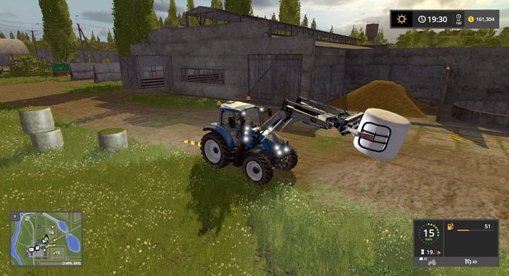 Końcówka z chwytakiem jest najtańszą metodą przenoszenia bel owiniętych, jak i tych bez folii - Trawa, siano i kiszonka w Farming Simulator 17 | Informacje o uprawach - Farming Simulator 17 - poradnik do gry