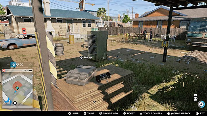 Musisz zinfiltrować niewielkie podwórze i w szczególności należy tu uważać na psa obronnego, którego dobrze byłoby po cichu wyeliminować (np - Watch Dogs 2: Kluczowe dane 13-24, sekrety, porady - Watch Dogs 2 - poradnik do gry