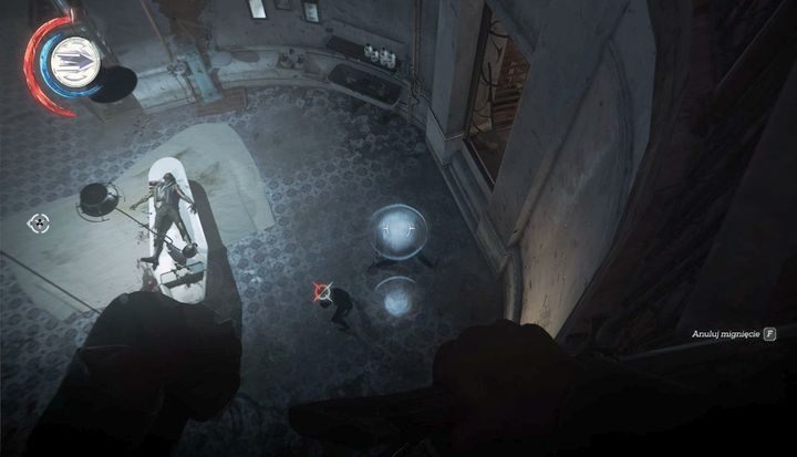 Ustaw się na balkonie i w odpowiednim momencie skocz za plecy Hepatii, by wbić jej strzykawkę w ciało. - Wyeliminuj Zmorę Korony | Misja 3 - Droga pani doktor | Dishonored 2 - Dishonored 2 - poradnik do gry
