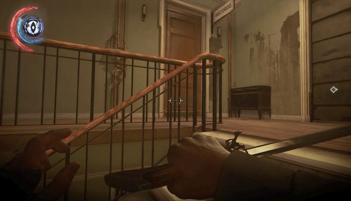 Zajrzyj przez dziurkę lub skorzystaj z widzenia przez ściany. - Dotrzyj do mechanicznej rezydencji | Misja 4 - Mechaniczna rezydencja - Dishonored 2 - poradnik do gry