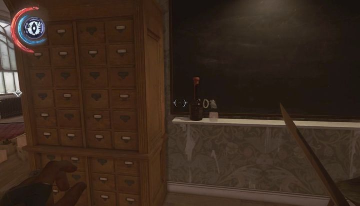 Kod do sejfu znajdziesz na tablicy. Zabierz butelkę, by poznać drugą cyfrę. - Sekrety | Misja 4 - Mechaniczna rezydencja | Dishonored 2 - Dishonored 2 - poradnik do gry