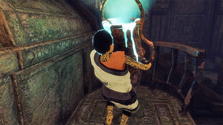 Zdejmij dzban z uchwytu i zacznij go przenosić - Rozwiązanie zagadki z dzbanem z niebieską cieczą | The Last Guardian - The Last Guardian - poradnik do gry